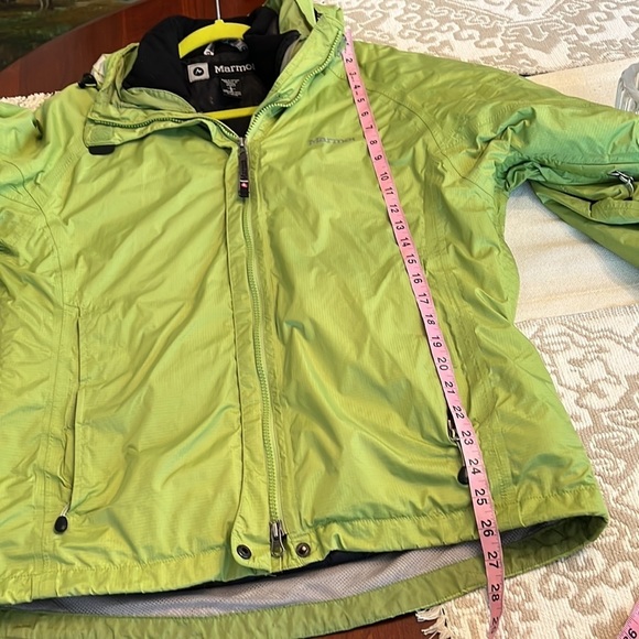 Marmot Women’s Ski Jacket in Large and Green . Great co diction except hood. - Picture 6 of 11